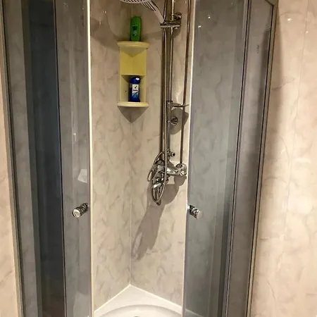 Center, 2nd Floor, Private Rooms, With Kitchen 홈스테이