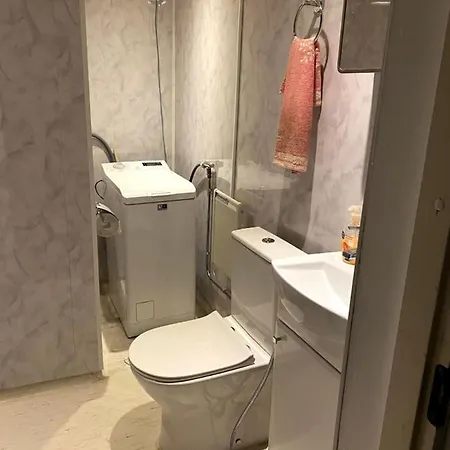 Center, 2nd Floor, Private Rooms, With Kitchen Rum i privatbostad *